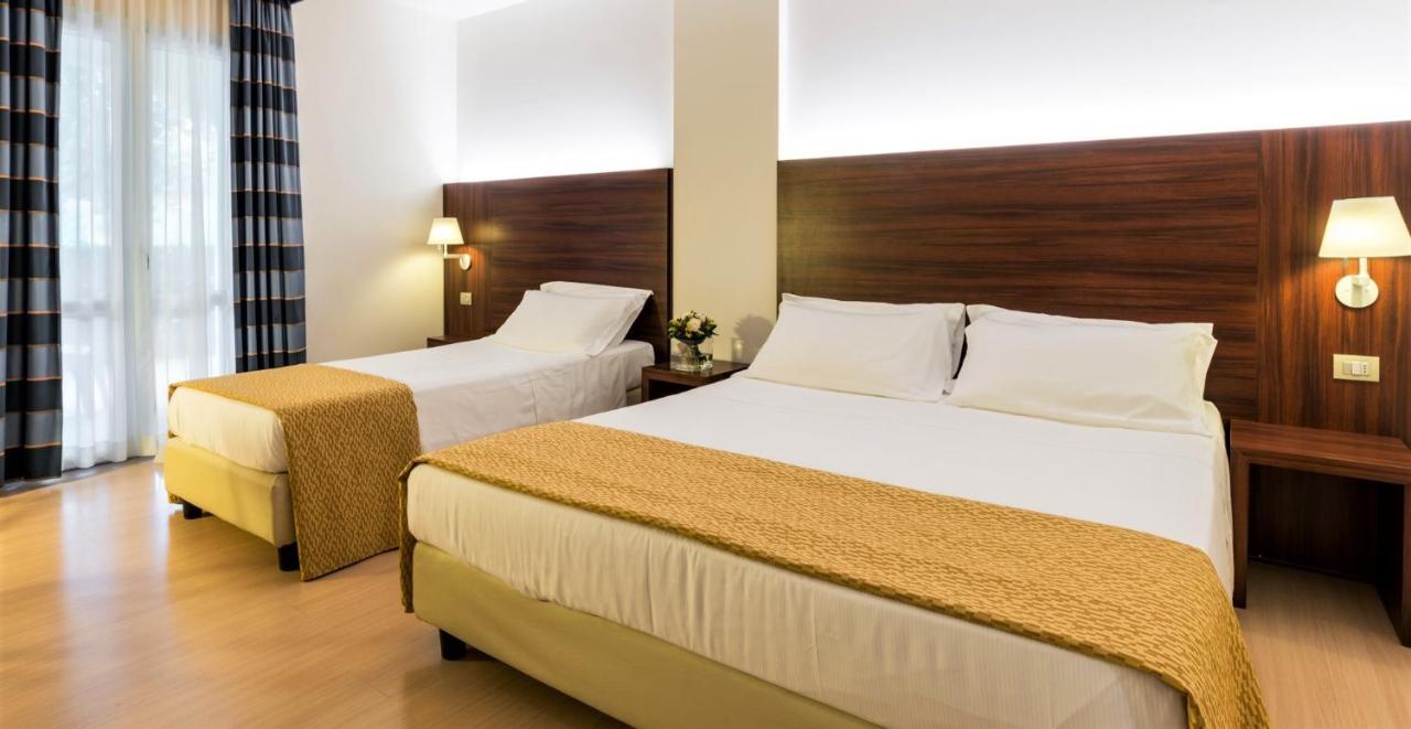 פוליניו Delfina Palace Hotel מראה חיצוני תמונה