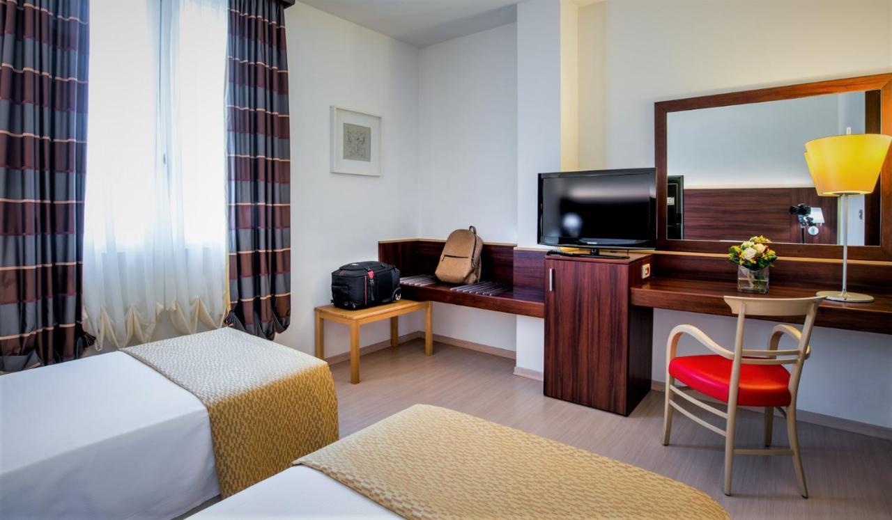 פוליניו Delfina Palace Hotel מראה חיצוני תמונה