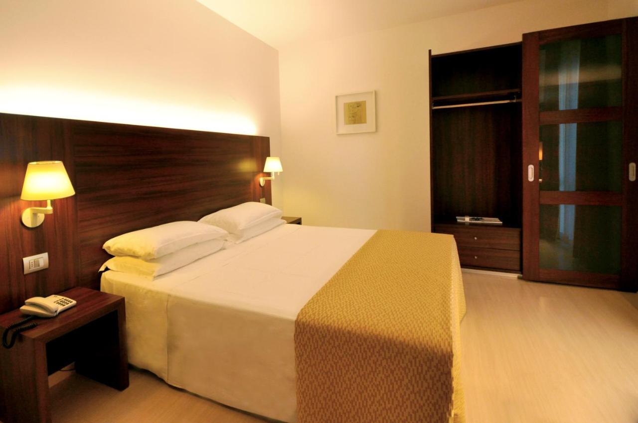 פוליניו Delfina Palace Hotel מראה חיצוני תמונה