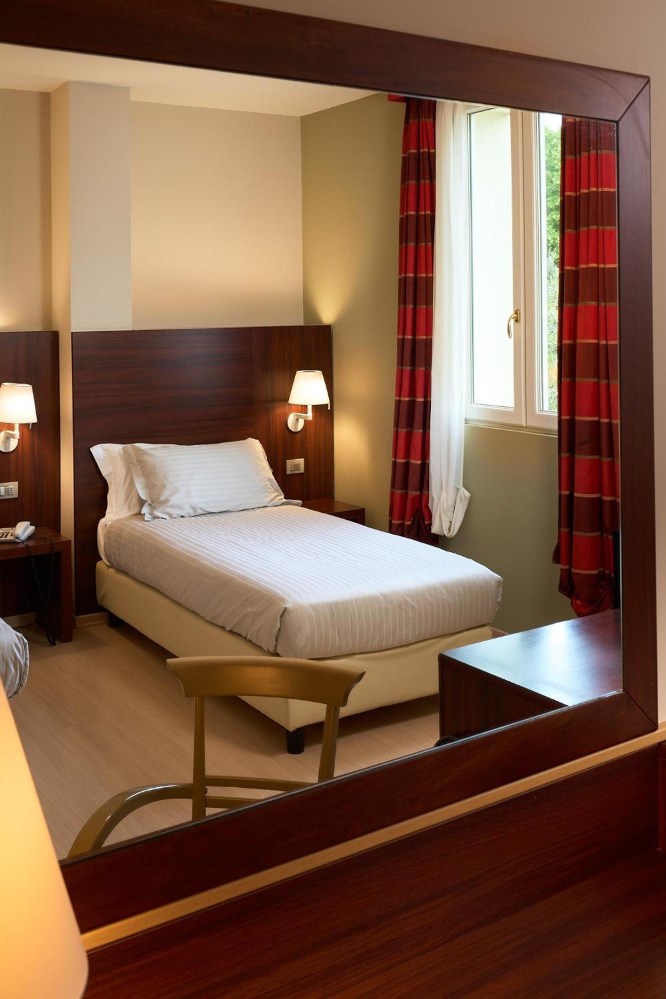פוליניו Delfina Palace Hotel מראה חיצוני תמונה