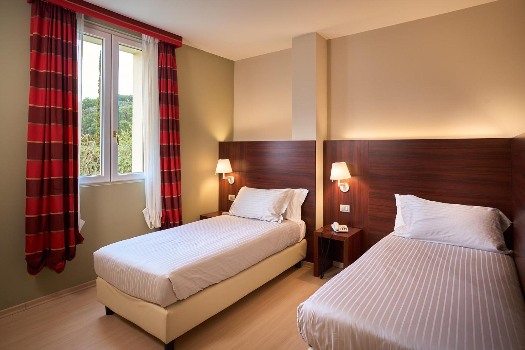 פוליניו Delfina Palace Hotel מראה חיצוני תמונה